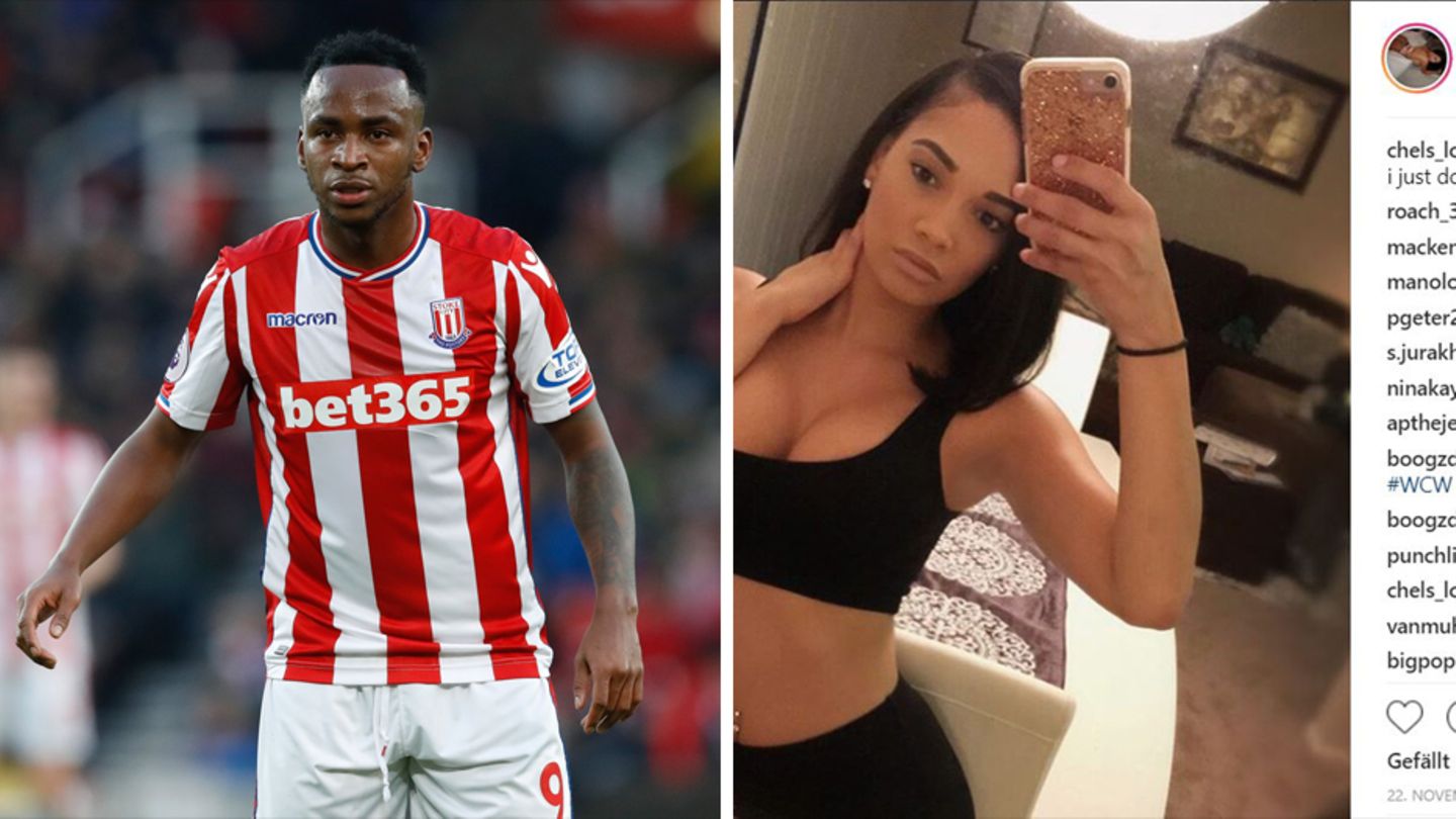 Links steht ein Fußballer in rot-weiß gestreiftem Trikot auf dem Platz, rechts macht eine Frau mit bauchfreiem Top ein Selfie