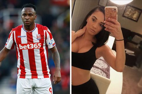 Links steht ein Fußballer in rot-weiß gestreiftem Trikot auf dem Platz, rechts macht eine Frau mit bauchfreiem Top ein Selfie