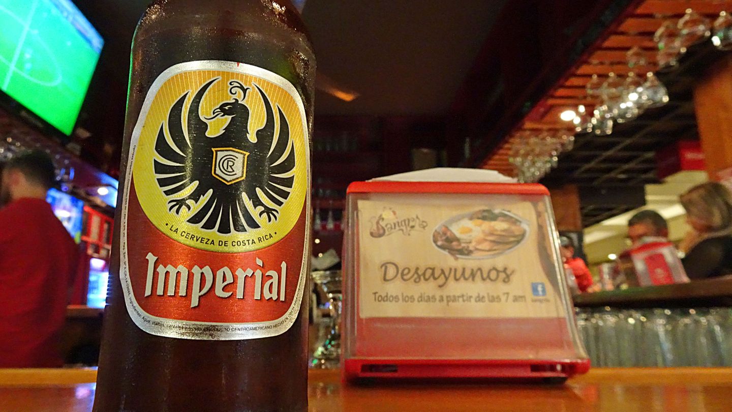 Zwar gedeiht auch Wein in Costa Rica, ein recht süßer, aber viel häufiger wird Bier getrunken. Es gibt drei große Marken, die bei der tropischen Hitze den Durst löschen helfen.