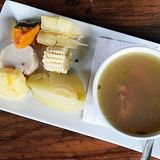 Eine klassische Suppe ist die olla de carne, eine fette Brühe mit Rindfleisch und viel gekochtem Gemüse als Beilage wie Kürbis, Yucca und Mais.