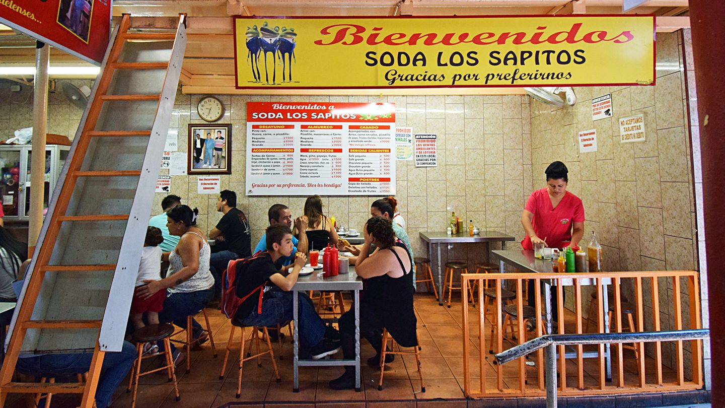 Einfache Restaurants in Costa Rica werden als Soda bezeichnet. Wie hier in einer Markthalle in der Nähe von San José kann man preiswert und lecker essen.