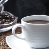 Kommen wir zu den Getränken: Kaffee gehört seit dem frühen 19. Jahrhundert zu den wichtigsten Exportprodukten und wird auch gerne von den Ticos getrunken. Kaffee wird in Costa Rica grano de oro genannt, die Goldbohne, weil diese das Land mit ihren Kaffeebaronen früh zu Wohlstand verholfen hat.