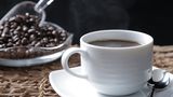 Kommen wir zu den Getränken: Kaffee gehört seit dem frühen 19. Jahrhundert zu den wichtigsten Exportprodukten und wird auch gerne von den Ticos getrunken. Kaffee wird in Costa Rica grano de oro genannt, die Goldbohne, weil diese das Land mit ihren Kaffeebaronen früh zu Wohlstand verholfen hat.