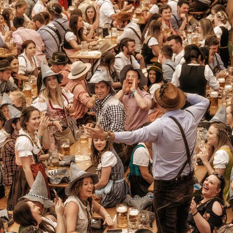 Fröhliche Menschen feiern im Bierzelt