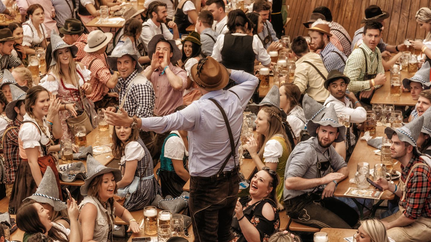 Fröhliche Menschen feiern im Bierzelt
