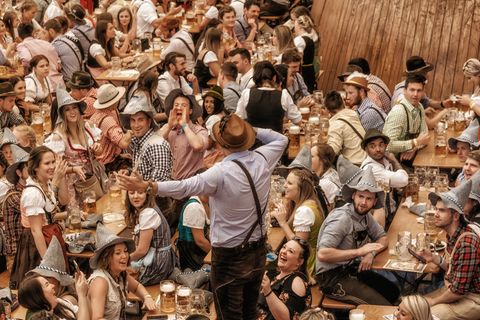 Fröhliche Menschen feiern im Bierzelt