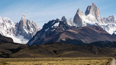Wer hierhin will, sollte vorher volltanken: Die Berge Cerro Torre (l.) und Fitz Roy (r.) in den südlichen Anden