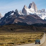 Wer hierhin will, sollte vorher volltanken: Die Berge Cerro Torre (l.) und Fitz Roy (r.) in den südlichen Anden