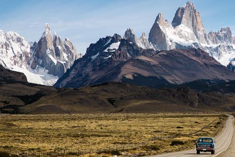 Wer hierhin will, sollte vorher volltanken: Die Berge Cerro Torre (l.) und Fitz Roy (r.) in den südlichen Anden
