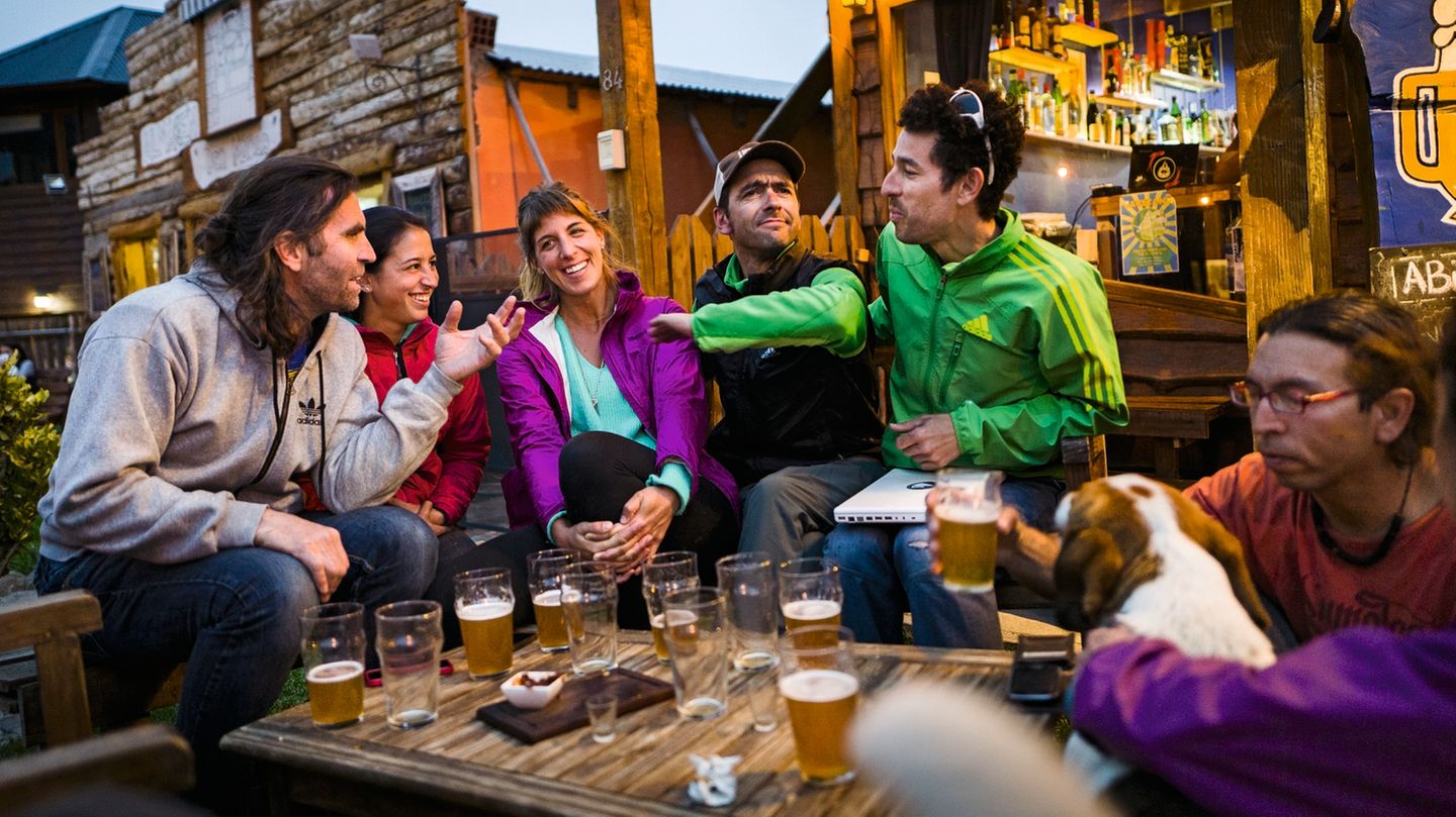 Der Ort ist voller Menschen, die in die Einsamkeit zogen, um das Glück zu finden. Viele warten auf den richtigen Moment, um in die Berge aufzubrechen.