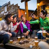 Der Ort ist voller Menschen, die in die Einsamkeit zogen, um das Glück zu finden. Viele warten auf den richtigen Moment, um in die Berge aufzubrechen.