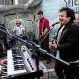 Die Bewohner vertreiben sich die Zeit mit lokal gebrautem Bier und mit Musik, zum Beispiel von der Band Siete Venas