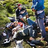 Tagelanges Warten auf besseres Wetter: Kletterer bereiten sich auf den Aufstieg vor.