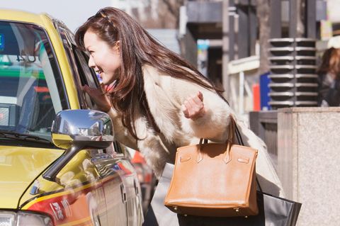 Eine Frau fragt einen Taxifahrer nach dem Weg