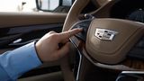 Ein Druck auf den Knopf - und im Cadillac CT6 ist Super Cruise aktiviert