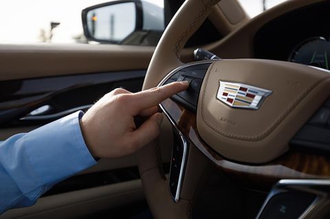 Ein Druck auf den Knopf - und im Cadillac CT6 ist Super Cruise aktiviert