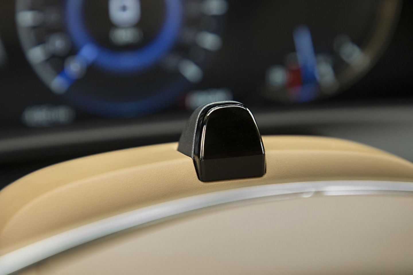 Eine Kamera auf der Lenkradnabe im Cadillac CT6 erkennt, ob der Fahrer während Super Cruise noch aufmerksam ist