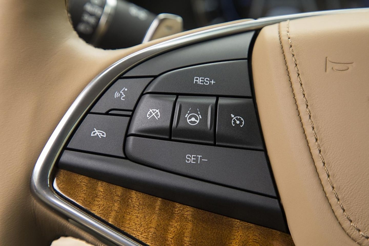 Ein Druck auf den Knopf in der Mitte - und im Cadillac CT6 ist Super Cruise aktiviert