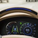 Blaueses Leuchtband im Lenkrad: Fahrer fährt selber