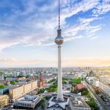 Der Berliner Fernsehturm ist das höchste Bauwerk Deutschlands: 368 Meter misst der Turm in der Nähe des Alexanderplatzes, der 1969 zu DDR-Zeiten vollendet wurde und eine Aussichtsplattform und ein Restaurant beherbergt. Eintrittspreis: 15,50 Euro.  Infos: https://tv-turm.de