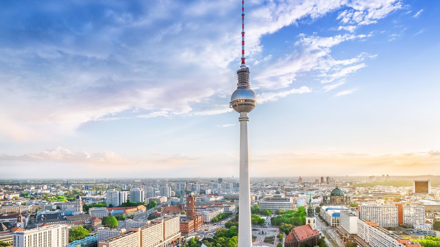 Der Berliner Fernsehturm ist das höchste Bauwerk Deutschlands: 368 Meter misst der Turm in der Nähe des Alexanderplatzes, der 1969 zu DDR-Zeiten vollendet wurde und eine Aussichtsplattform und ein Restaurant beherbergt. Eintrittspreis: 15,50 Euro.  Infos: https://tv-turm.de