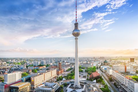 Der Berliner Fernsehturm ist das höchste Bauwerk Deutschlands: 368 Meter misst der Turm in der Nähe des Alexanderplatzes, der 1969 zu DDR-Zeiten vollendet wurde und eine Aussichtsplattform und ein Restaurant beherbergt. Eintrittspreis: 15,50 Euro.  Infos: https://tv-turm.de