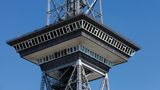 Dependance im Westen ist der Berliner Funkturm, eine Stahlkonstruktion aus dem Jahre 1926. Der Turm steht auf dem Gelände der Messe Berlin. In 50 Metern Höhe ist ein Restaurant untergebracht, in 121 Metern Höhe die Aussichtsplattform. Eintrittspreis: 5 Euro.  Infos: www.funkturm-messeberlin.de