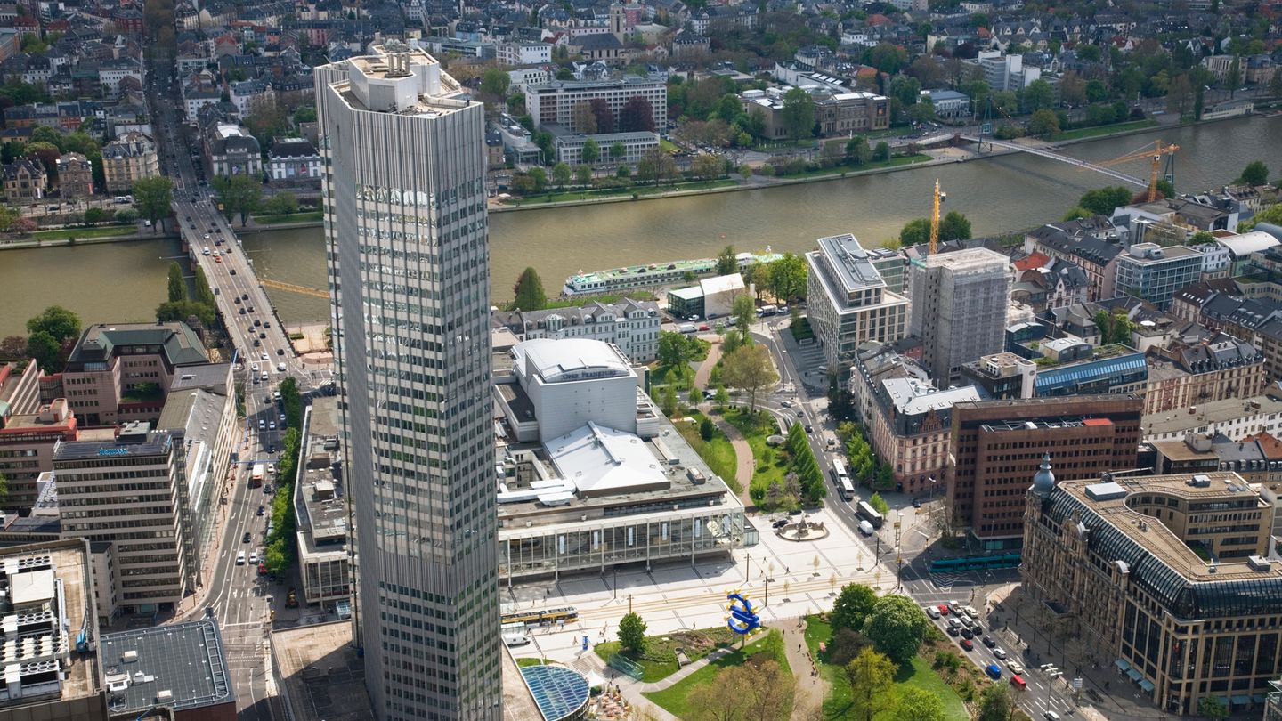 Der Main Tower Frankfurt gehört mit einer Höhe von Metern zu den höchsten Wolkenkratzern Deutschlands. Eine Aussichtsplattform befindet sich in knapp 200 Metern. Eintrittspreis: 7,50 Euro.  Infos: www.maintower.de