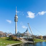 Er ist seit Jahrzehnten eines der Wahrzeichen der bayerischen Landeshauptstadt: der Olympiaturm München. Errichtet wurde er in den späten 1960er Jahren. die Aussichtsplattformen mit Alpenblick bei schönem Wetter befinden sich in 185, 189 und 192 Metern Höhe. Eintrittspreis: 7 Euro.  Infos: www.olympiapark.de