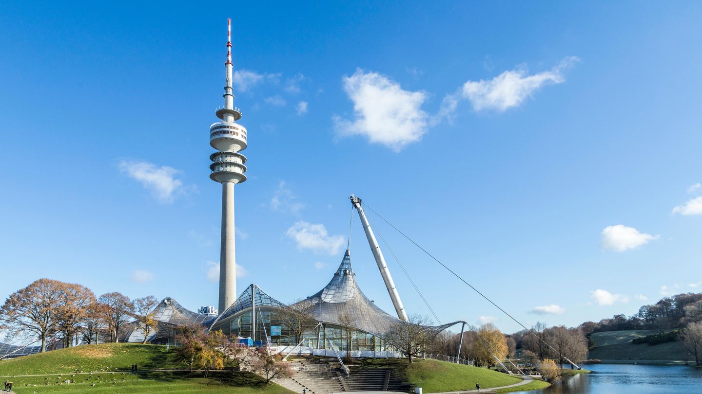 Olympiaturm München Er ist seit Jahrzehnten eines der Wahrzeichen der bayerischen Landeshauptstadt: der Olympiaturm München. Errichtet wurde er in den späten 1960er Jahren. die Aussichtsplattformen mit Alpenblick bei schönem Wetter befinden sich in 185, 189 und 192 Metern Höhe. Eintrittspreis: 7 Euro. Infos: www.olympiapark.de