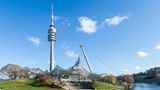 Er ist seit Jahrzehnten eines der Wahrzeichen der bayerischen Landeshauptstadt: der Olympiaturm München. Errichtet wurde er in den späten 1960er Jahren. die Aussichtsplattformen mit Alpenblick bei schönem Wetter befinden sich in 185, 189 und 192 Metern Höhe. Eintrittspreis: 7 Euro.  Infos: www.olympiapark.de