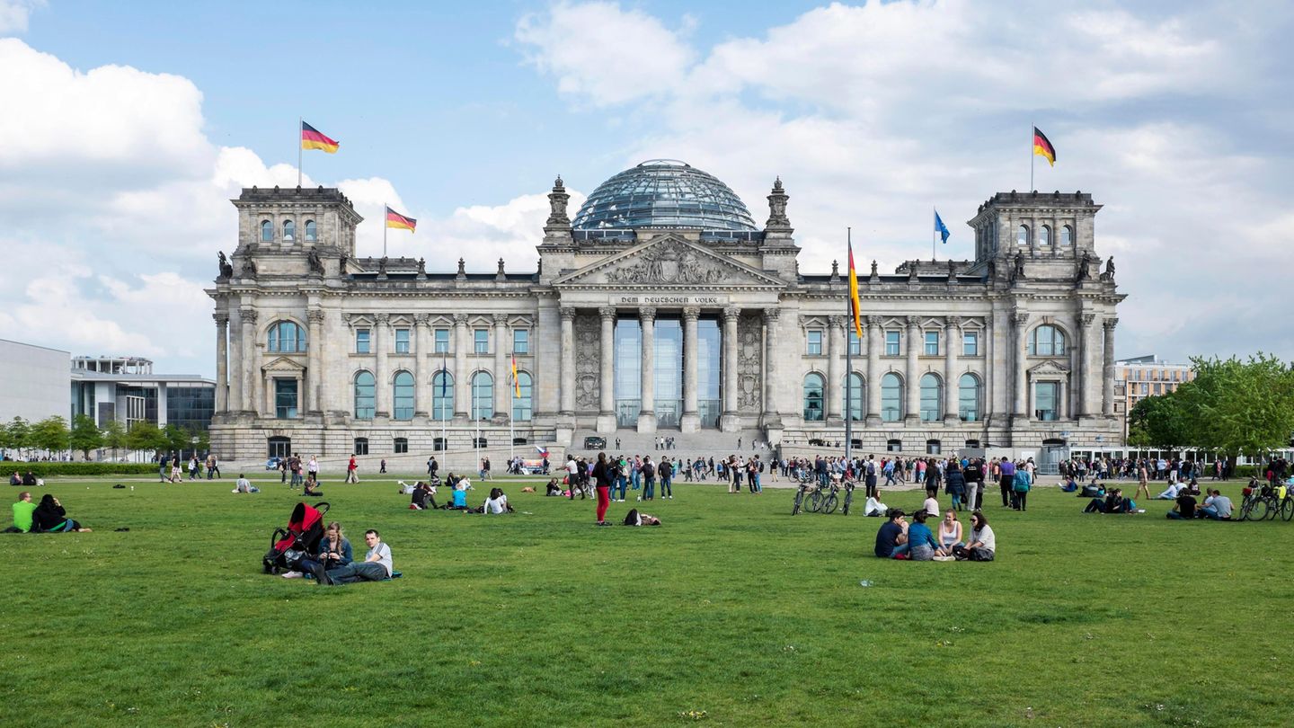 23 Meter hoch und 40 Meter breit: Der Reichstag in Berlin hat durch den Umbau durch den Architekten Sir Norman Foster seit 1999 wieder eine Kuppel, eine transparente Glaskonstruktion mit Rampe für Besucher der 200 Quadratmeter großen Aussichtsplattform. Eintrittspreis: kostenlos nach Voranmeldung.  Infos: https://www.bundestag.de/besuche/kuppel-dachterrasseunddachgartenrestaurant/kuppel_aktuell_app/249278