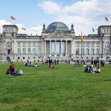 23 Meter hoch und 40 Meter breit: Der Reichstag in Berlin hat durch den Umbau durch den Architekten Sir Norman Foster seit 1999 wieder eine Kuppel, eine transparente Glaskonstruktion mit Rampe für Besucher der 200 Quadratmeter großen Aussichtsplattform. Eintrittspreis: kostenlos nach Voranmeldung.  Infos: https://www.bundestag.de/besuche/kuppel-dachterrasseunddachgartenrestaurant/kuppel_aktuell_app/249278