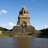 Kein Aussichtsturm im klassischen Sinne: Das Völkerschlachtdenkmal im Südosten Leipzigs ist ein mehr als 100 Jahre altes Denkmal mit einer imposanten Höhe von 91 Metern. 364 Stufen führen zu einer Aussichtsterrasse. Eintrittspreis: 8 Euro.  Infos: www.leipzig.de