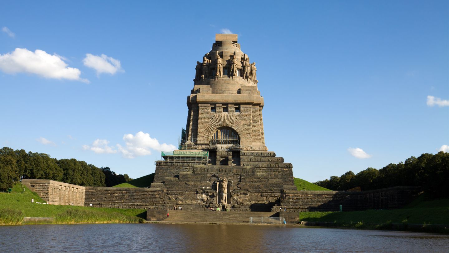 Kein Aussichtsturm im klassischen Sinne: Das Völkerschlachtdenkmal im Südosten Leipzigs ist ein mehr als 100 Jahre altes Denkmal mit einer imposanten Höhe von 91 Metern. 364 Stufen führen zu einer Aussichtsterrasse. Eintrittspreis: 8 Euro.  Infos: www.leipzig.de