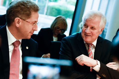 Schluss mit lustig: Sachfragen sollten wieder auf der politischen Agenda von Horst Seehofer und Co. stehen.