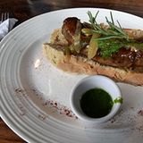 Auch Fleisch und Würste kommen gerne auf den Tisch, wie hier als choripan casero, eine chorizo, eine Wurst im Brot mit grüner chimichurri-Kräutersoße.