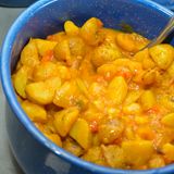 Picadillo de papa bedeutet so viel wie zerkleinerte Kartoffeln, die als Eintopf mit beliebigen Zutaten wie Paprika, Fleisch, Zwiebeln und Knoblauch gekocht oder in der Pfanne gebraten werden.