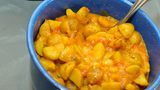 Picadillo de papa bedeutet so viel wie zerkleinerte Kartoffeln, die als Eintopf mit beliebigen Zutaten wie Paprika, Fleisch, Zwiebeln und Knoblauch gekocht oder in der Pfanne gebraten werden.