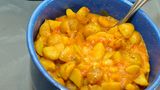 Picadillo de papa bedeutet so viel wie zerkleinerte Kartoffeln, die als Eintopf mit beliebigen Zutaten wie Paprika, Fleisch, Zwiebeln und Knoblauch gekocht oder in der Pfanne gebraten werden.