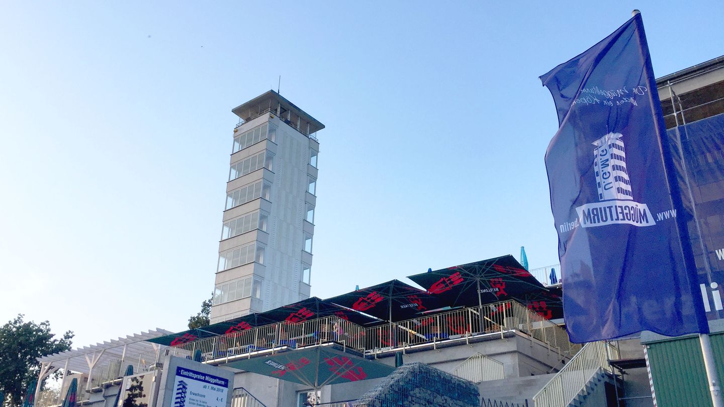 Seit Mai wieder geöffnet ist der Müggelturm in Berlin-Köpenick, mitten im Wald, Das Gebäude aus DDR-Zeiten hatte bereits einen Vorgänger im 19. Jahrhundert. Eintrittspreis: 4 Euro.  Infos: www.müggelturm.berlin