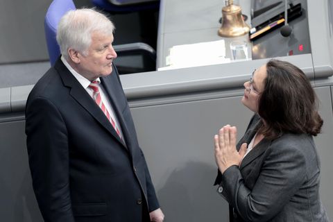 Horst Seehofer (CSU) und Andrea Nahles (SPD) berichten widersprüchlich von den Verhandlungen um Hans-Georg Maaßen