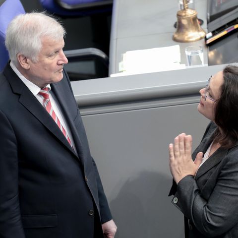 Horst Seehofer (CSU) und Andrea Nahles (SPD) berichten widersprüchlich von den Verhandlungen um Hans-Georg Maaßen