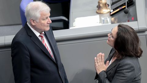 Horst Seehofer (CSU) und Andrea Nahles (SPD) berichten widersprüchlich von den Verhandlungen um Hans-Georg Maaßen