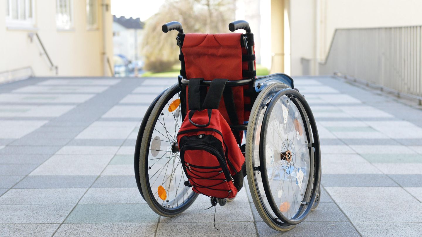 Ein leerer Rollstuhl