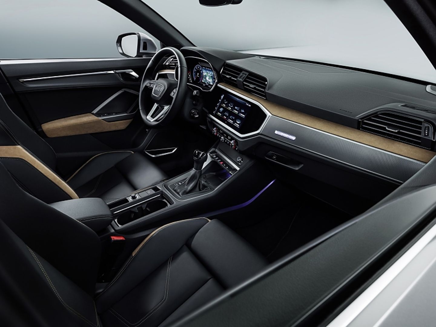 Angenehmes, modernes Ambiente im Audi Q3 45 TFSI Quattro 2018