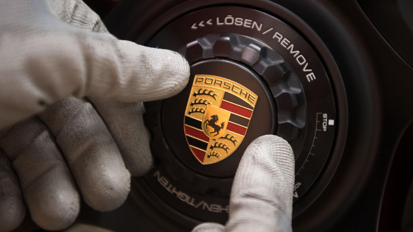 Ein Porsche-Logo wird montiert