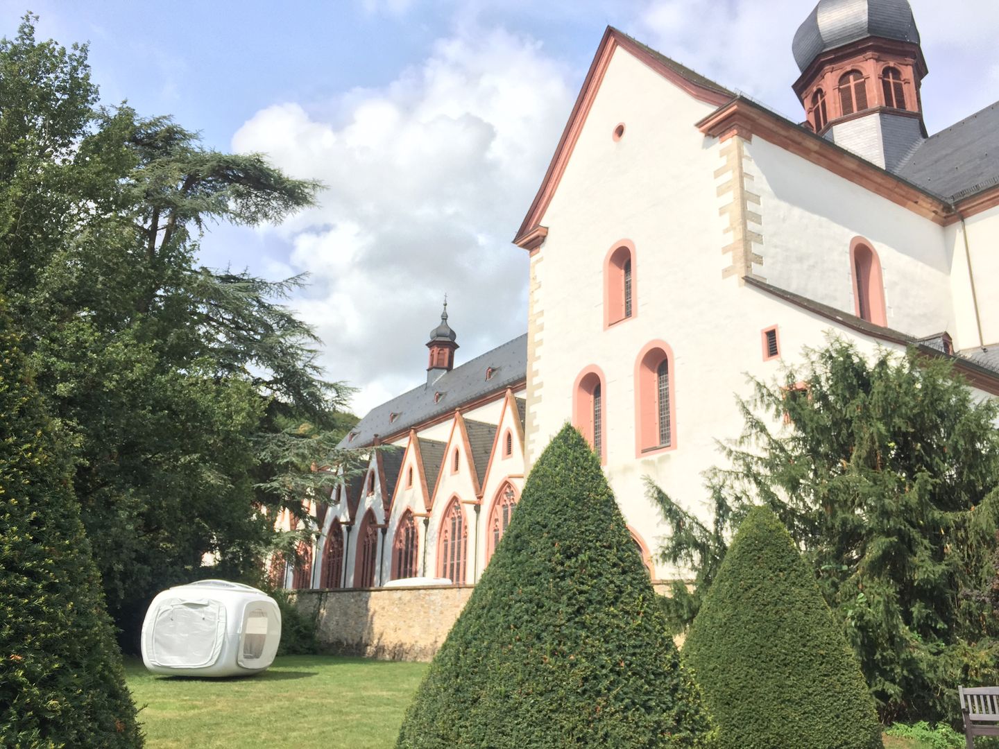 Das imposante Kloster Eberbach aus dem 12. Jahrhundert widmet sich heute dem Weinanbau