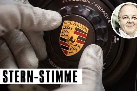 Ein Porsche-Logo wird montiert