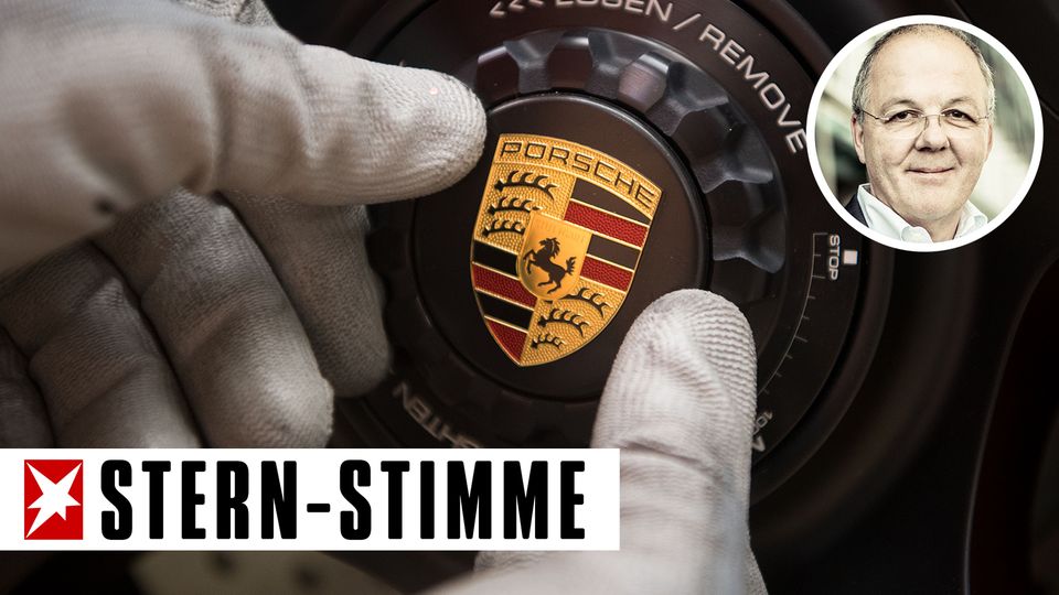 Ein Porsche-Logo wird montiert